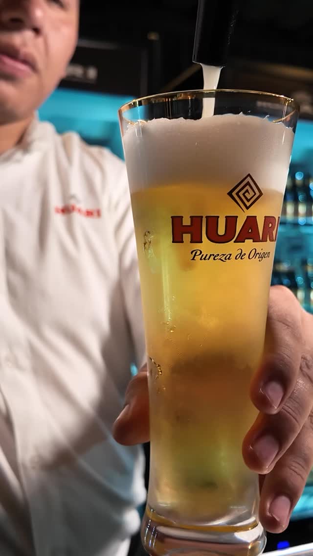 ¿Aún no nos visitaste en la feria?
Todavía estás a tiempo de vivir El Gusto Santa Cruz -Huari.
Vení y probá un menú inspirado en los sabores cruceños, creado por el talentoso Chef Santos Coaquira, maridado con la cerveza premium boliviana. 
Estamos en Expocruz 2025 hasta el 28 de septiembre.
¡La invitación ya está hecha, te esperamos! ✨