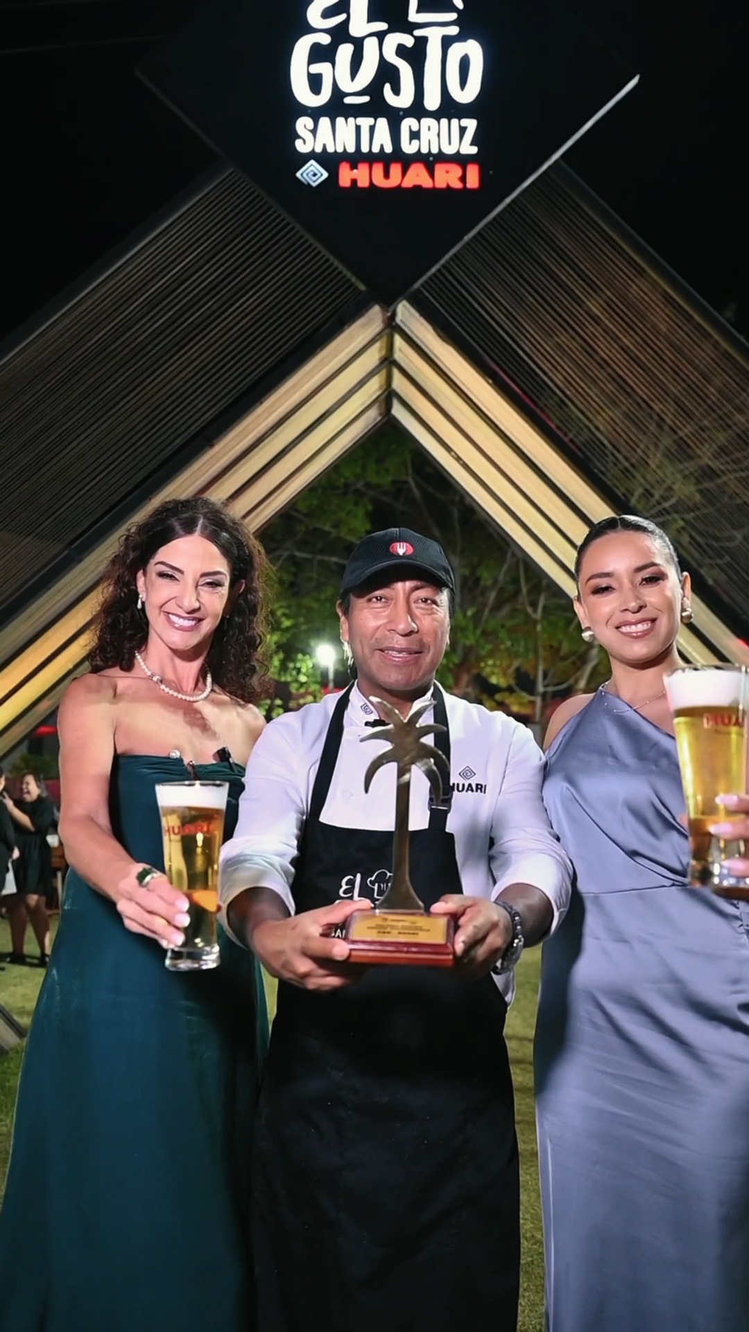 Recap de una noche involidabe:
Con orgullo recibimos la Palmera Dorada a Mejor Espacio Gastronómico✨.
Un reconocimiento que celebra la riqueza de nuestra gastronomía y el trabajo en equipo.
Gracias a Huari y Chef Santos por ser los mejores aliados y felicitaciones a todos los que hicieron posible este logro por 2do año consecutivo, que ya es el 3ero para la marca.