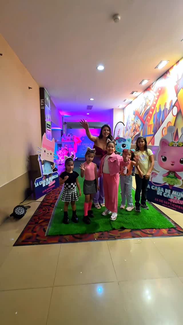 ¡Fue una mañana gatástica e inolvidable! ✨
En el avant premiere de La Casa de Muñecas de Gabby: La Película, las niñas vivieron la magia con sus orejitas de Gabby 🎀🐱, llenando Cinemark de sonrisas, colores y mucha imaginación.
💖 Entre risas, aventuras y solidaridad, también sumamos un granito de amor para los gatitos de refugios y de la calle 🐾🥰.
Y ahora sí… ¡prepárate! 🎬 A partir del jueves 25 de septiembre, la película estará disponible en todos los cines del país, gracias a Andes Films.
Una experiencia gati-aventurera que brilló con magia, amistad y corazón ✨.