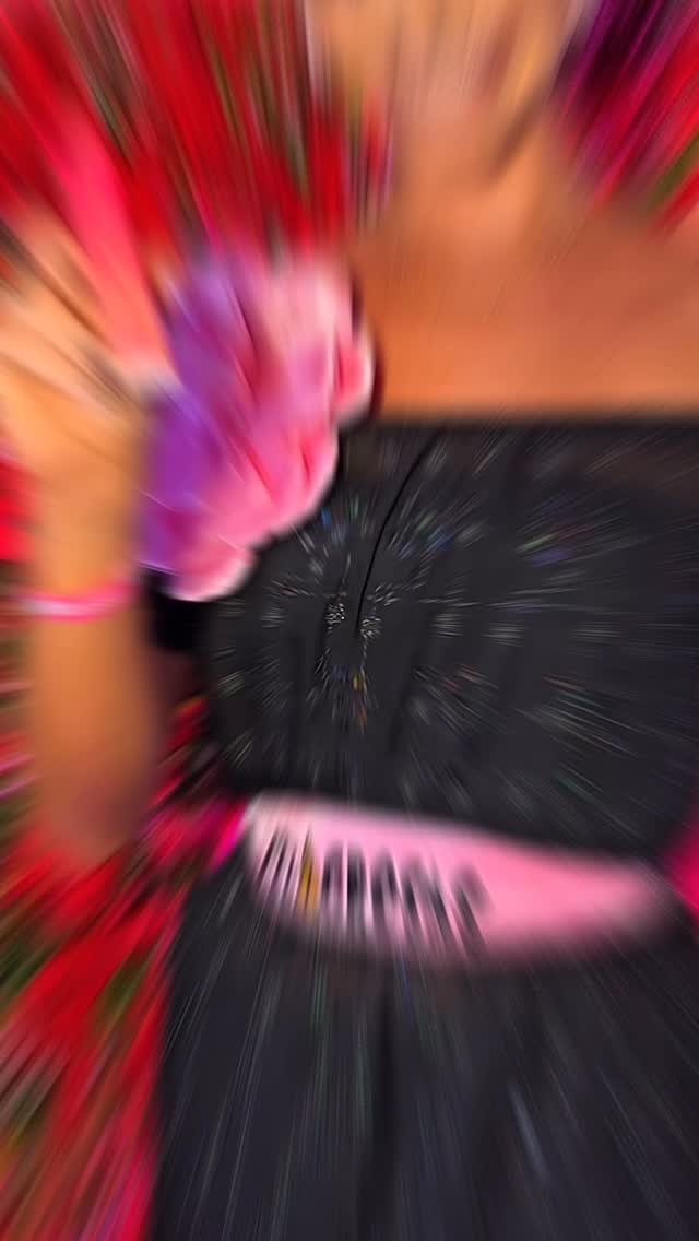 Anoche comenzó oficialmente la agenda carnavalera ✨
Y @natura.bolivia , como maquillaje oficial del Carnaval 2025, dijo ¡presente! en el Código Rosa, la fiesta de las Damas Testarudas 💗
Activamos un espacio muy entretenido, donde más de 800 mujeres vibraron, se maquillaron, recibieron regalitos y brillaron en nuestro glambooth y zona de juegos, celebrando la belleza que empodera y transforma.
Acompañamos a Camila I, nuestra reina del Carnaval y a las damas Testarudas, en una noche donde el brillo tuvo un propósito: apoyar a mujeres que luchan contra el cáncer 🌸🩷