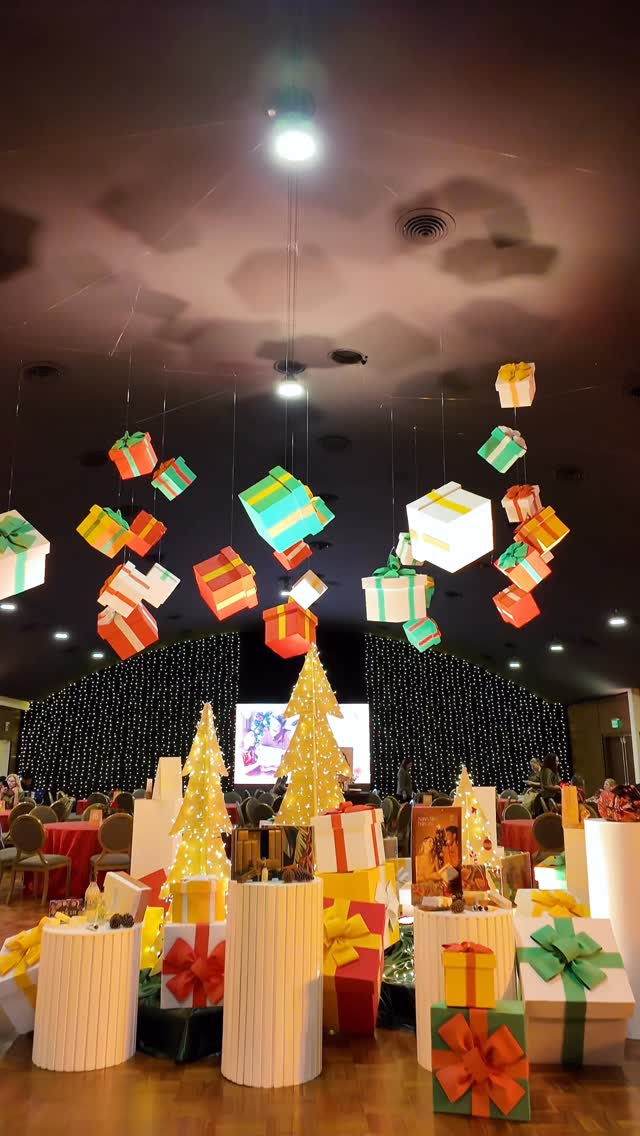 Entre luces que iluminan, aromas que envuelven y detalles que inspiran, celebramos la magia de la Navidad junto a Natura. ✨
Como equipo, nos encargamos de la producción, conceptualización, decoración y supervisión de este espacio mágico, donde cada rincón fue diseñado para reflejar el espíritu navideño y la calidez de la marca.
Porque cada detalle pensado con amor… se convierte en un regalo inolvidable, más aún en estas fechas💫