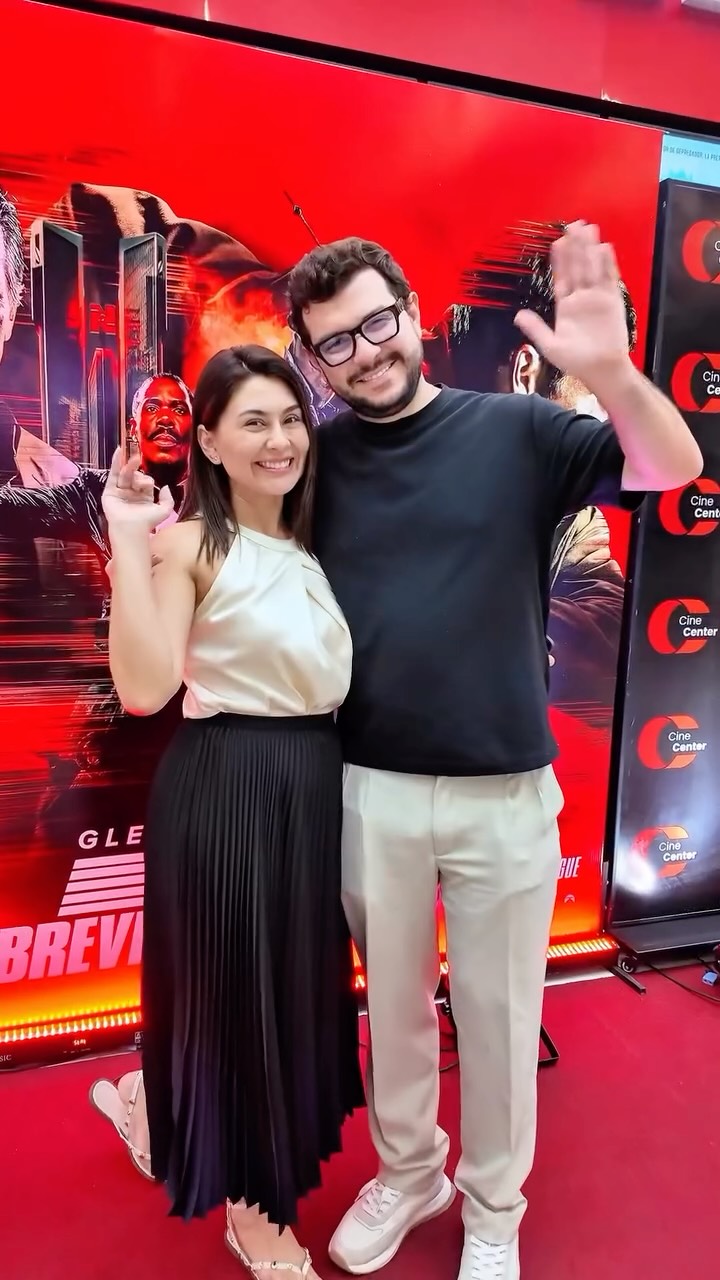 🎥🔥 ¡Vivimos una PREMIERE de otro nivel!
Glen Powell llega a los cines del país con El Sobreviviente, el remake explosivo de The Running Man dirigido por Edgar Wright… y Santa Cruz lo celebró como se merece. 🙌✨

📸✨ Prensa, invitados especiales e influencers llenaron la sala para descubrir esta historia donde un hombre común se convierte en la pieza central de un reality mortal que persigue un solo objetivo: entretener… cueste lo que cueste.

💥 Powell se transforma en Ben Richards, un héroe imperfecto, vulnerable y humano que corre por su vida mientras el mundo entero lo observa. Manipulación mediática, deepfakes y violencia como espectáculo: la ficción de Stephen King que ahora se siente más real que nunca.

🎬💣 Acción, tensión, crítica social… y momentos que te dejan sin aliento.
Ya podés verla en todos los cines del país.
¡Corré a vivir esta experiencia antes de que te la cuenten! 🔥👀