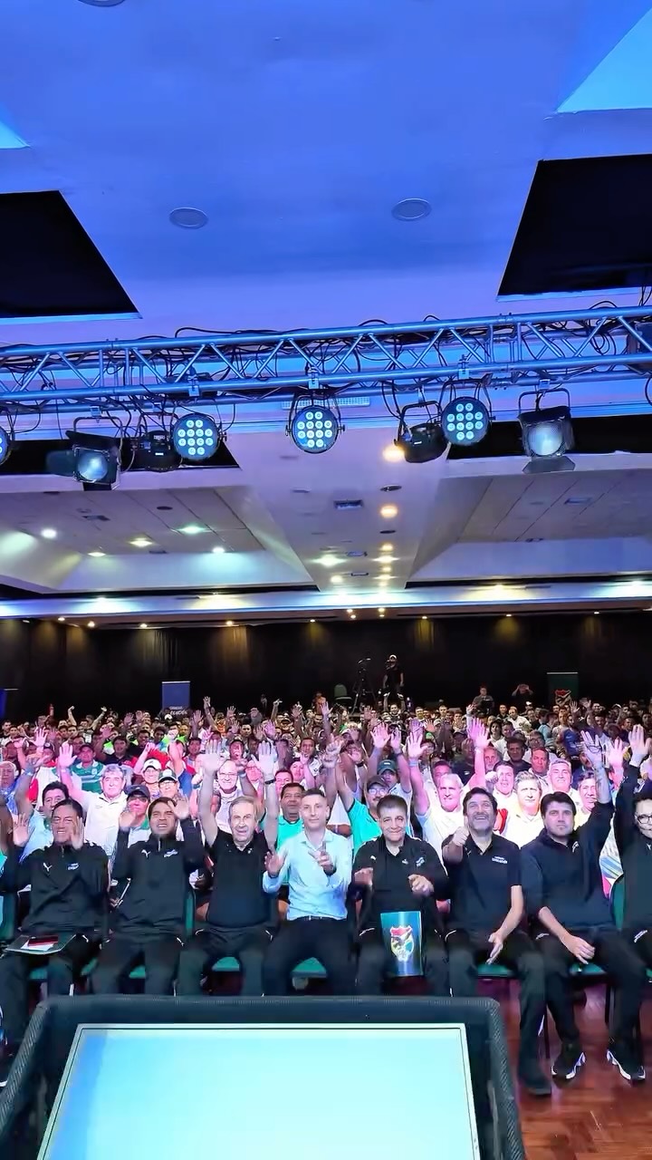 Así se vivió el primer día del Seminario Integral de Fútbol Sudamericano, en Santa Cruz 🇧🇴⚡⚽️
¡Estamos siendo parte del evento encargándonos de la planeación estratégica, la ejecución integral, el registro de asistentes, la coordinación de auspicios y la gestión de protocolo, asegurando que cada detalle refleje la excelencia y el espíritu de evolución que impulsa este programa!
Sin duda, una jornada de aprendizaje, cargado de ideas, experiencias y visión de futuro junto a CONMEBOL Evolución y la Federación Boliviana de Fútbol, donde el desarrollo integral del deporte es el gran protagonista.
¡Estamos listos para el día 2!💪🏻
#LolaGroup #ConmebolEvolución #FBF