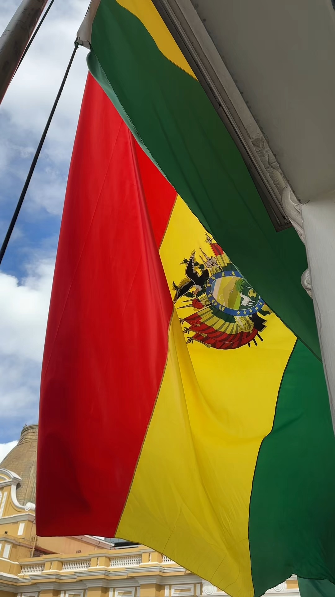 𝗘́𝘀𝘁𝗲 𝗻𝗼 𝗳𝘂𝗲 𝘂𝗻 𝗲𝘃𝗲𝗻𝘁𝗼 𝗺𝗮́𝘀.
𝗧𝗲 𝗰𝗼𝗻𝘁𝗮𝗺𝗼𝘀 𝗹𝗼 𝗾𝘂𝗲 𝘀𝗲 𝘀𝗶𝗲𝗻𝘁𝗲 𝗰𝘂𝗮𝗻𝗱𝗼, 𝗲𝗻 𝘂𝗻 𝗼𝗽𝗲𝗿𝗮𝘁𝗶𝘃𝗼 𝗶𝗻𝘀𝘁𝗶𝘁𝘂𝗰𝗶𝗼𝗻𝗮𝗹, 𝗰𝗮𝗱𝗮 𝗽𝗶𝗲𝘇𝗮 𝗲𝗻𝗰𝗮𝗷𝗮 𝗲𝘅𝗮𝗰𝘁𝗮𝗺𝗲𝗻𝘁𝗲 𝗰𝗼𝗺𝗼 𝗱𝗲𝗯𝗶́𝗮 𝗲𝗻𝗰𝗮𝗷𝗮𝗿.
Ayer, 8 de noviembre de 2025, en el Palacio de Gobierno, se realizó el 𝗮𝗹𝗺𝘂𝗲𝗿𝘇𝗼 𝗽𝗿𝗼𝘁𝗼𝗰𝗼𝗹𝗮𝗿 𝗰𝗼𝗻 𝗷𝗲𝗳𝗲𝘀 𝗱𝗲 𝗱𝗲𝗹𝗲𝗴𝗮𝗰𝗶𝗼𝗻𝗲𝘀, posterior al acto de toma de posesión del nuevo mandato.
Y Lola fue convocada para liderar la producción.
Lo diremos con precisión, porque 𝗲𝘀𝘁𝗼 𝗻𝗼 𝗳𝘂𝗲 𝘂𝗻 𝗲𝘃𝗲𝗻𝘁𝗼 𝗺𝗮́𝘀:
𝗔𝗾𝘂𝗶́ 𝘁𝗼𝗱𝗼 𝘁𝗲𝗻𝗶́𝗮 𝗾𝘂𝗲 𝘀𝗮𝗹𝗶𝗿 𝟭𝟬/𝟭𝟬.
Dentro del mismo edificio, al mismo tiempo, se ejecutaban tres capas altamente sensibles:
* Reuniones bilaterales estratégicas
* Seguridad para jefes de Estado y representantes internacionales
* Almuerzo para +40 invitados internacionales.
No existe “plan B” en estos niveles.
Hay una sola oportunidad.
Y debe salir perfecto.
Coordinamos montaje, ambientación, vajilla, gastronomía y servicio, integrando equipos especializados que viajaron desde Santa Cruz exclusivamente para esto.
Ayer, la excelencia se volvió invisible, como debe ser, porque todo funcionó como tenía que funcionar.
𝗬 𝘀𝗶́: nos sentimos profundamente orgullosos de haberle entregado al país un operativo ejemplar.
La confianza institucional no se gana anunciándola. Se gana ejecutándola.
#LolaGroup
#ExcelenciaOperativa
#RodrigoPazPosesión2025
#ProducciónInstitucional
#Bolivia2025