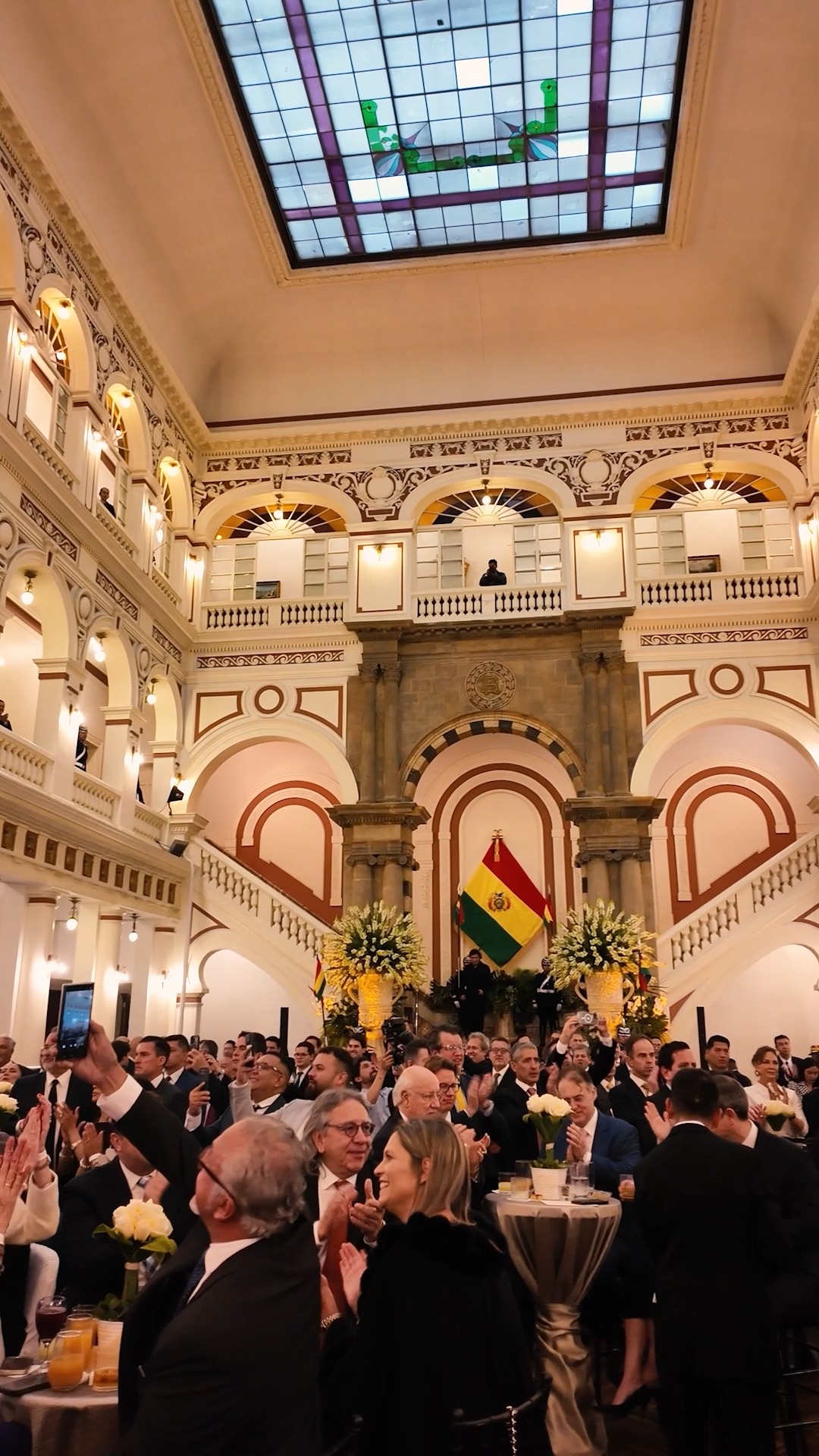 𝗛𝗮𝘆 𝗱𝗶́𝗮𝘀 𝗾𝘂𝗲 𝗺𝗮𝗿𝗰𝗮𝗻 𝗮 𝘂𝗻 𝗲𝗾𝘂𝗶𝗽𝗼. 𝗬 𝗲𝘀𝘁𝗲 𝗳𝘂𝗲 𝘂𝗻𝗼 𝗱𝗲 𝗲𝗹𝗹𝗼𝘀.
El 8 de noviembre, el Palacio de Gobierno abrió sus puertas para recibir a mandatarios e invitados internacionales en un día histórico para Bolivia.
Detrás de ese acto, hubo una coordinación silenciosa que se trabajó durante días para que cada espacio, cada plato, cada detalle y cada minuto funcionen con precisión.
Este microfilm muestra lo que casi nunca se ve: cómo se piensa, se decide y se ejecuta un operativo de tres pisos, con proveedores nacionales de primer nivel y un equipo trabajando en medio de una transición.
‘𝗘𝗹 𝗗𝗶́𝗮 𝗱𝗲𝗹 𝗣𝗮𝗹𝗮𝗰𝗶𝗼’
Una coordinación silenciosa en un día histórico.
Ya disponible.
#ElDiaDelPalacio #LolaGroup #ProduccionDeEventos #Bolivia