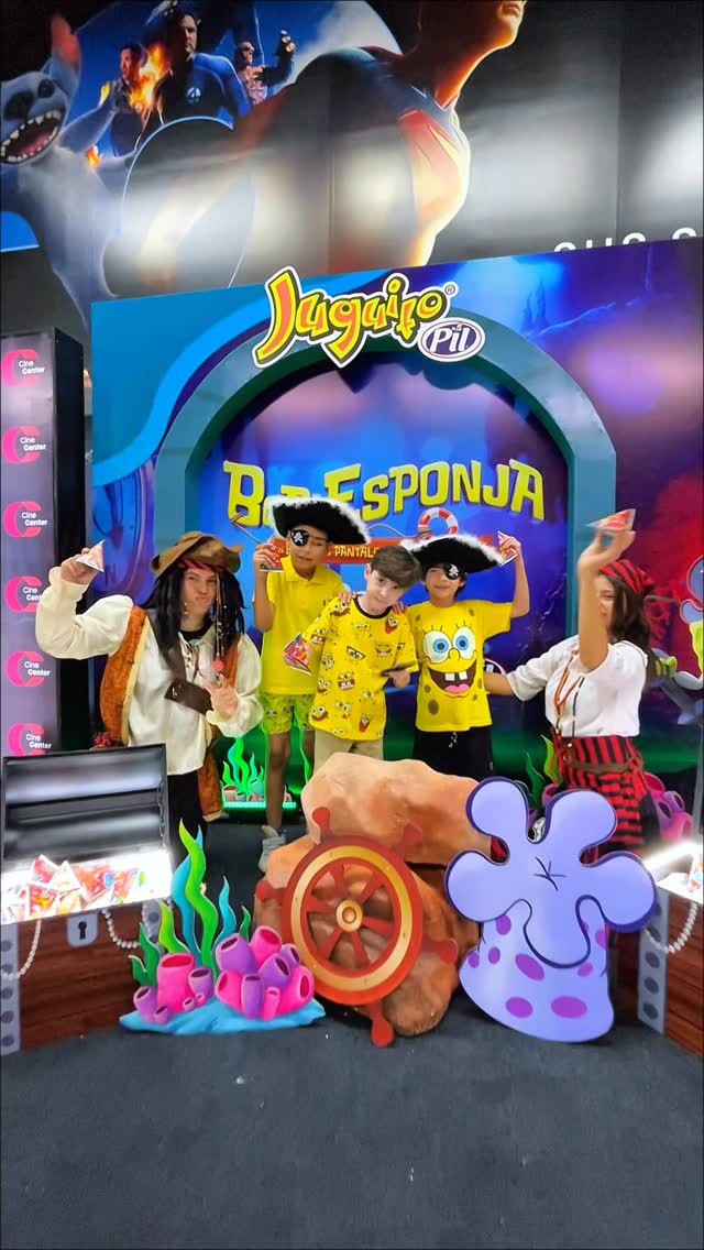 ¡Desde Fondo de Bikini directo a la pantalla grande!
Influencers, familias completas, prensa y mucho amarillo esponjoso se reunieron en la avant premiere de 🎬 Bob Esponja: En busca de los pantalones cuadrados.
Burbujas, barcos, piratas y una ambientación digna de Fondo de Bikini ⚓🏴☠️
¡Así se vive una aventura bajo el mar! 💛🍍
📅 Desde el 25 de diciembre en todos los cines del país
@AndesFilmsBo