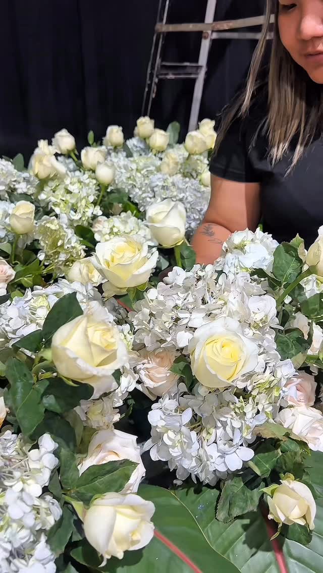 El acto de graduación del Colegio Cristo Rey 2025 fue un momento lleno de emociones, orgullo y recuerdos que quedarán para siempre. ✨

Nuestro equipo se encargó de cada detalle, para que al rededor de 140 graduados y sus familias vivieran una noche inolvidable. Desde la planificación y coordinación, hasta la decoración, ambientación del salón y protocolo impecable, cuidamos cada aspecto para que este cierre de etapa fuera realmente único.

Cada aplauso, cada sonrisa y cada mirada emocionada reflejaron el esfuerzo, la dedicación y la pasión que ponemos en cada evento, celebrando a lo grande el logro de nuestros graduados. 🎓