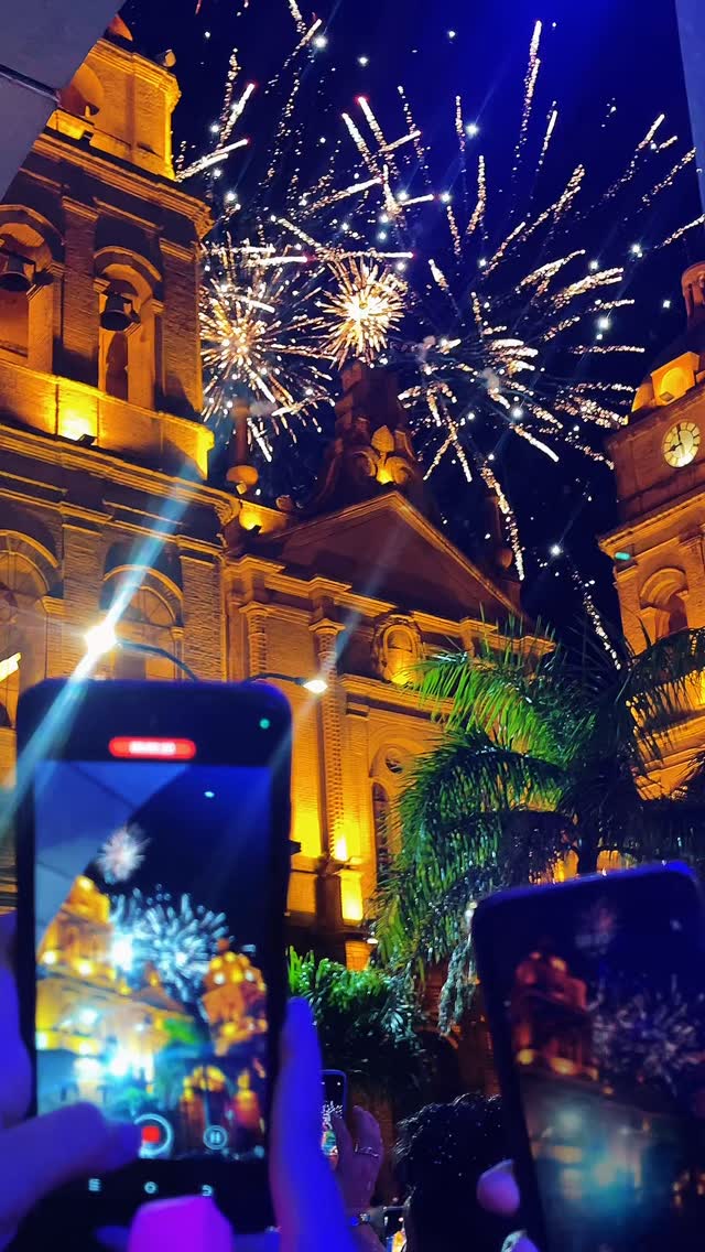 Carnaval es tradición, alegría y pura fiesta… y el efecto carnaval se apoderó de la 2da precarnavalera 🎭🔥

Nuestro equipo BTL se puso la camiseta y activó durante todo el recorrido con latas carnavaleras. La fiesta continuó en la verbena, donde personalizamos vasos y sumamos un juego de lanza globos, en el que la puntería tenía premio y los participantes podían ganar merch oficial de Paceña. Compartimos junto a la reina del carnaval, reinas de comparsas y comparseros que disfrutaron la noche con una Paceña bien fría en la mano. 🍻

Una vez más, Paceña diciendo presente en el carnaval cruceño y confiando en nuestro team.