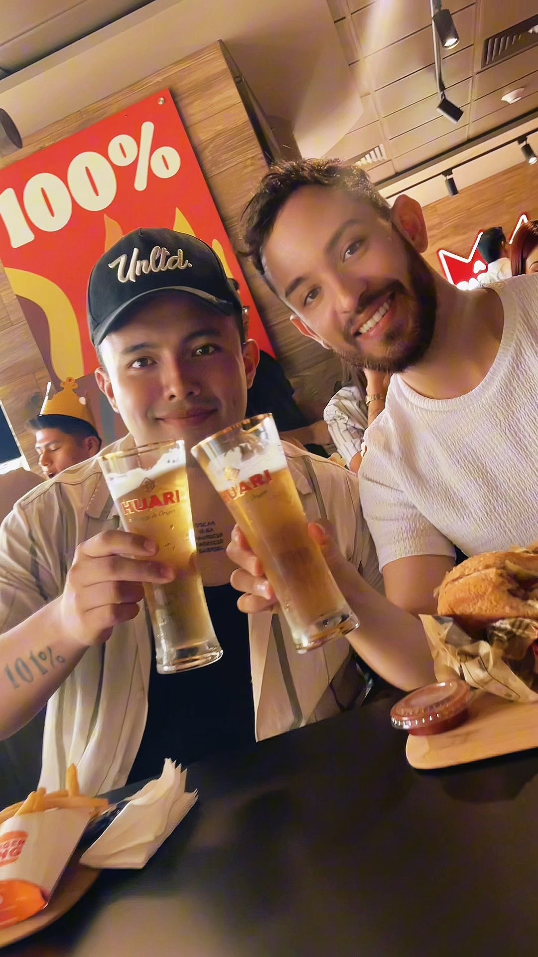 Cuando dos íconos se encuentran, pasa esto: ✨
🔥 Sabor a parrilla
🍺 Cerveza premium

¡Así se vivió el lanzamiento del Combo Whopper Huari y Santa Cruz fue testigo del maridaje perfecto!.

Un evento cuidadosamente producido, pensado para celebrar el sabor, la experiencia y el encuentro entre dos grandes marcas.

Medios, creadores de contenido e invitados especiales fueron parte de una experiencia guiada que puso en valor cada detalle del maridaje, desde la parrilla del Rey hasta la cerveza premium de Bolivia.

Burger King 🤝 Huari: El Combo Whopper Huari ya es una realidad. Porque cuando hay visión, sabor y buena organización, los grandes sabores se disfrutan juntos.