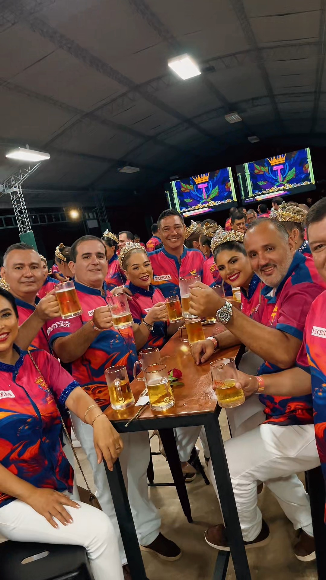 ¡Del cielo a la Fexpo… y sin bajar el ritmo!

Después del Buri Carnavalero, mientras Camila I avanzaba hacia su coronación, otro equipo ya estaba en el lugar activando todo en paralelo.

5 acciones simultáneas para 3 grandes marcas.

🍺 Paceña: cubo LED inmersivo para vivir el efecto carnaval con videos recuerdo, zona paparazzi y espacio VIP para los coronadores.
🧡Natura: juegos, premios y sampling.
✨ Nacional Seguros: glitter bar, maquillaje, retoques y merch para brillar toda la noche.

Tres marcas.
Un solo evento.
Todo ocurriendo al mismo tiempo.

Creatividad, logística y ejecución non-stop y aún falta lo mejor!