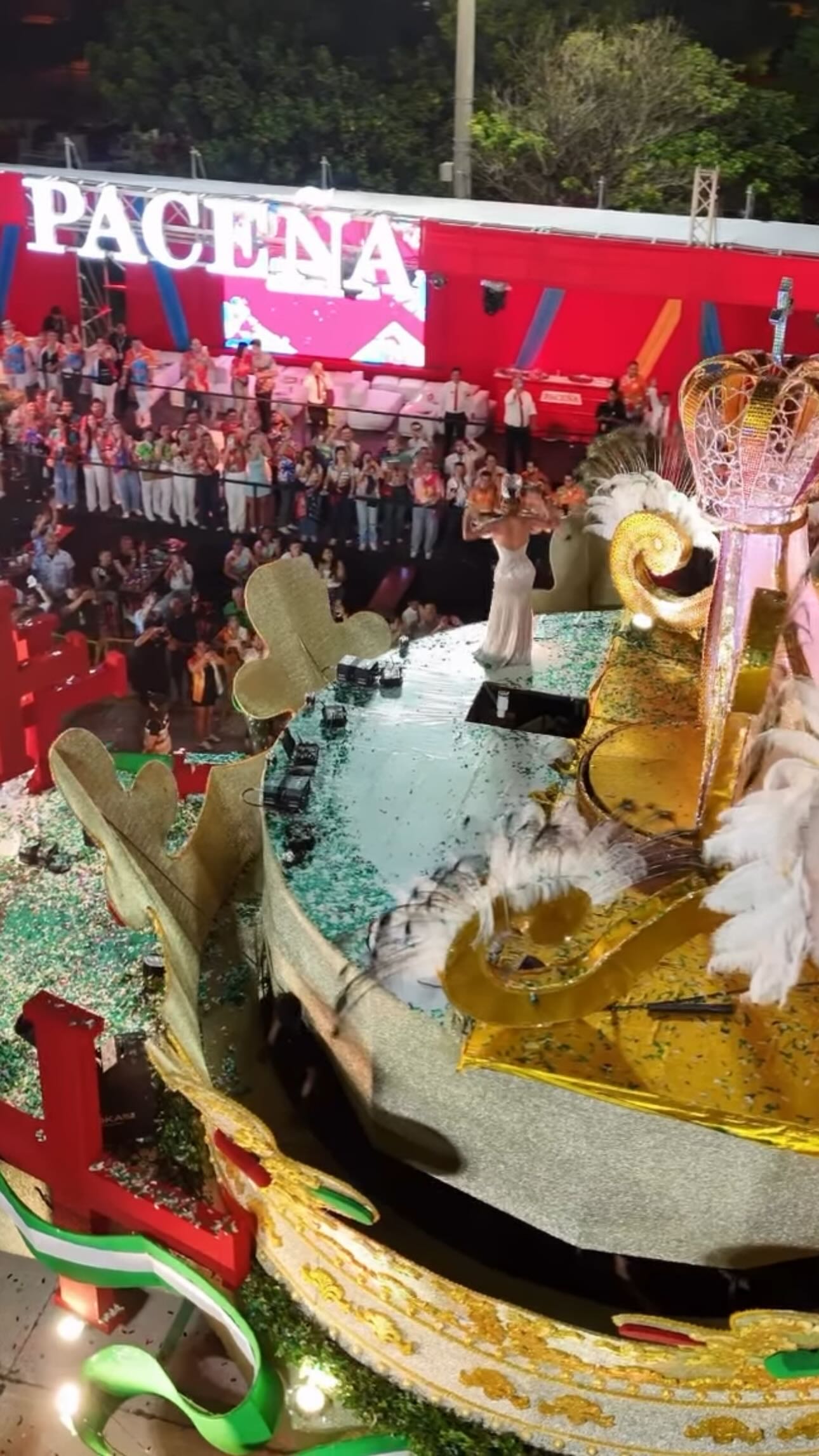 No fue solo un camarote.
¡Fue un regreso a lo grande para vivir el verdadero efecto carnaval! 🍻♥️
Después de años ausente, el Camarote de Paceña volvió con todo al Corso Cruceño 2026 y lo hicimos más grande que nunca:
120 metros lineales de estructura, 3 niveles, más de mil personas viviendo una noche inolvidable.
Sin duda, produjimos el punto de encuentro más grande, más icónico y más top del recorrido.
Barra libre, comida, regalos y la mejor energía del Corso Cruceño 2026.
Semanas intensas de trabajo para una noche simplemente épica.
Gracias por ser parte de esta historia y vivirla con nosotros.