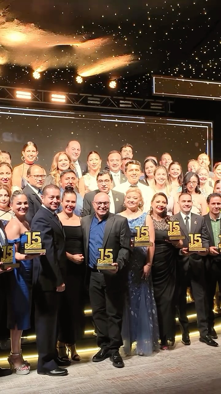 El pasado sábado vivimos una jornada que quedará en la historia de Suzuki Bolivia.
No fue solo un evento.
Fue una experiencia.
Fue un homenaje al esfuerzo.
Fue la celebración de 15 años liderando las ventas a nivel nacional. 🇧🇴🏆
Fueron días intensos de producción… pero el gran día superó todo.
Más de 20 horas de energía, emoción y orgullo, divididas en 4 momentos inolvidables:
🔧 Primera etapa: Los colaboradores dejaron el escritorio y se pusieron en la piel de mecánicos y chapistas. Vivieron el taller desde adentro, entendiendo que el liderazgo se construye en equipo, desde cada tornillo hasta cada detalle.
🤝 Almuerzo de confraternización: Un espacio para celebrar la unión, las historias compartidas y el camino recorrido juntos desde cada rincón del país.
🚘 Taller de nuevos modelos: Innovación, visión y futuro. Porque ser líderes no es solo mirar atrás con orgullo, sino mirar adelante con ambición.
🌟 Gran gala de premiación y fiesta: Luces, reconocimientos, emociones al límite y una celebración a la altura de 15 años imparables. Premios, abrazos, música y la energía de saber que nuestro cliente son —una vez más— los número uno.
Llegaron colaboradores de toda Bolivia para vivir algo más grande que un evento:
vivir la fuerza de una marca que no deja de avanzar.
15 años construyendo liderazgo.
15 años moviendo sueños.
15 años demostrando que cuando el equipo es fuerte, el camino es imparable.
Gracias @suzuki_bolivia por la confianza y gracias a cada persona que hace que esta historia siga acelerando.