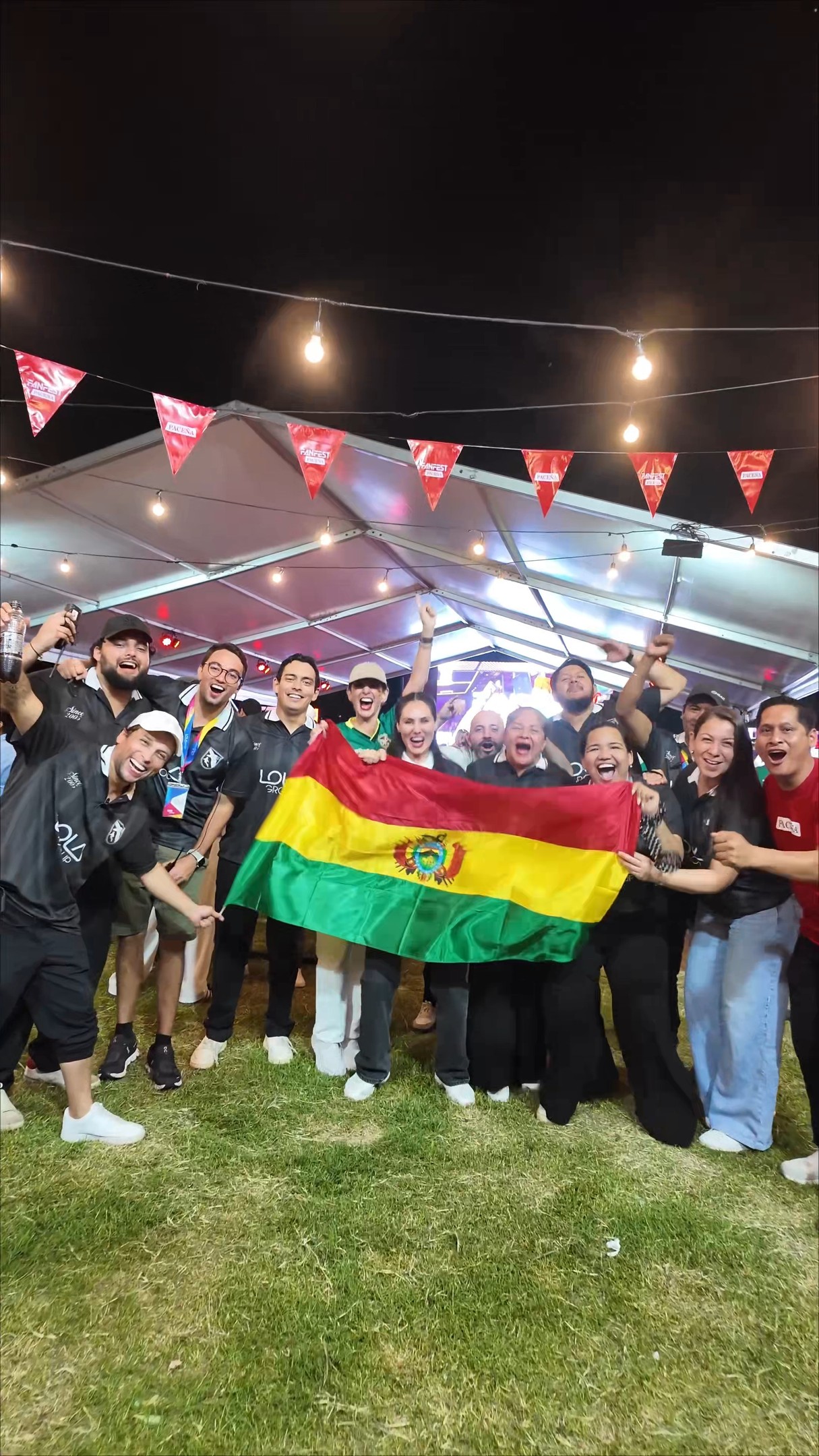 Ayer no fue solo un partido… fue una fiesta que latía al ritmo de un solo corazón 💚🇧🇴
Más de 600 hinchas vistieron con orgullo la verde, dejaron la voz en cada grito y convirtieron el COE en el verdadero FanFest que la selección merece. La emoción se sentía en el aire, en cada abrazo, en cada mirada… corazones latiendo al mismo ritmo por Bolivia.
Ganamos 2 a 1, pero lo que vivimos fue mucho más que un resultado. Fue pasión, fue unión, fue creer juntos que estamos cada vez más cerca del Mundial 🙌🏻
Junto a @cervezapacena, creamos un espacio pensado para el hincha, un ambiente futbolero donde cada detalle invitaba a disfrutar, compartir y alentar como se debe. Entre activaciones, cerveza ilimitada y 100 poleras originales regaladas, demostramos que cuando el hincha boliviano se une… no hay nada que nos detenga.
Esto recién comienza.
El próximo martes lo volvemos a vivir.
Más fuerte, más unidos, más cerca del sueño 🤩⚽️
Nos vemos en el segundo FanFest… porque la Verde se siente, se vive y se alienta juntos y ahora aún más con la nuestra. 🍻