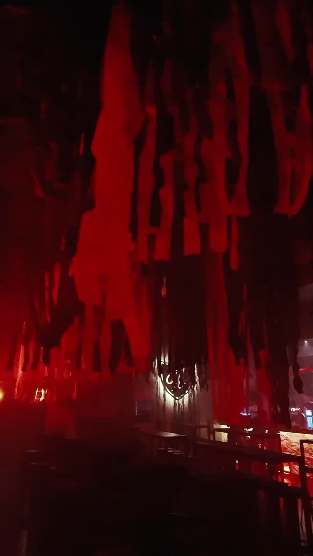 El portal se abrió…
y los demonios bailaron con nosotros.
🔥 Así se vivió EL CONJURO DE LOS DEMONIOS, la fiesta de Halloween más esperada del año y el inicio de los festejos por los 20 años de Lola Group.
Gracias a todos los que fueron parte de esta noche épica, llena de música, locura y magia infernal.
Nos vemos en el próximo ritual 😈