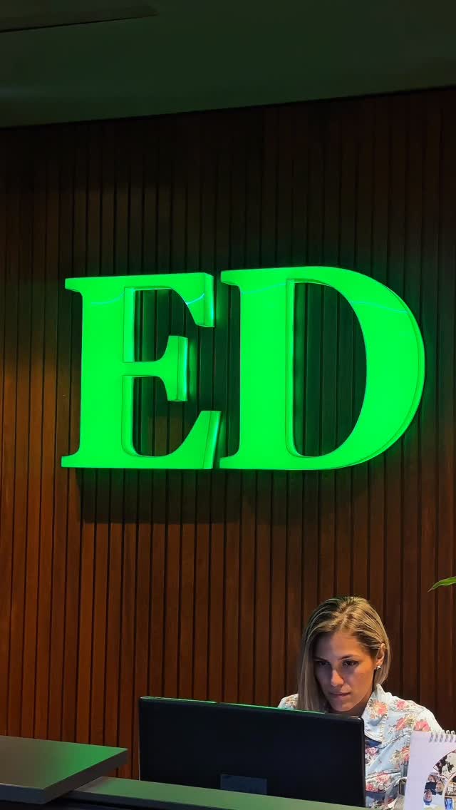 Cuando la experiencia se convierte en confianza… pasan cosas como esta. ✨
Nuestra CEO, @katyafuertes , llegó al set de Para Ellas de El Deber para compartir lo que significó liderar uno de los momentos más importantes del país: ‘El Día del Palacio’, un operativo que marcó una jornada histórica el 8 de noviembre, junto al equipo de Lola Group.
Con más de dos décadas construyendo eventos que marcan historia, Katya fue invitada para hablar desde adentro: la coordinación protocolar, los detalles que no se ven, la responsabilidad de producir un acto de Estado y el orgullo de haber sido elegidos para hacerlo realidad.
Un reconocimiento a su trayectoria, a la visión que inspira a todo el equipo y a la capacidad de nuestro equipo, de asumir desafíos donde la precisión y la excelencia no se negocian.