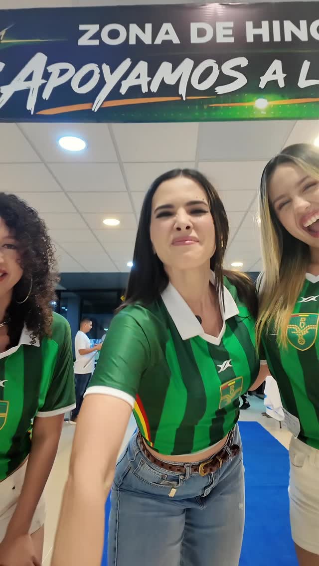 Un vuelo que llevaba ilusión, apoyo y el empuje de todo un país. 🇧🇴✈️
En el vuelo chárter rumbo a Monterrey, donde dirigentes, influencers, hinchas y ex jugadores acompañaron en este momento clave, estuvimos presentes junto a PIL con un buffet desayuno de despedida, acompañando la previa de este gran desafío.
Una antesala cargada de energía para alentar a nuestra selección en cada paso. 💚⚽
#LolaGroup